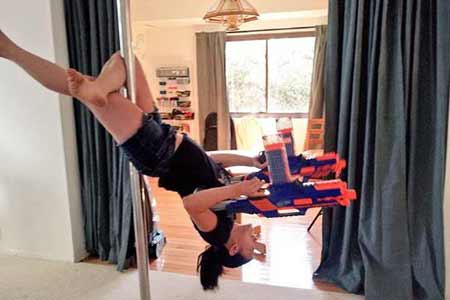 《羊蹄山》女主演员分享性感美照 火辣钢管舞表演？